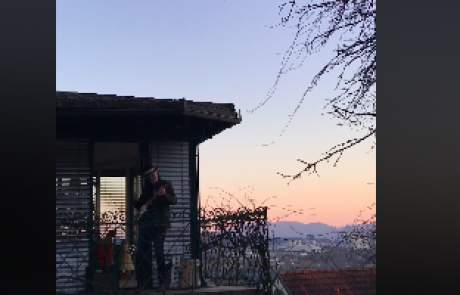 Lasje vam bodo šli pokonci: Tudi Slovenci prepevajo na balkonih