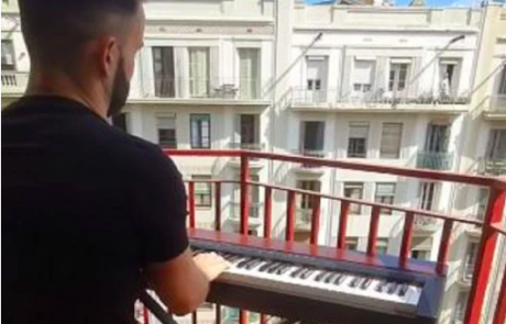 Pianist v Barceloni na balkonu začel igrati pesem iz Titanika, zgodilo se je nekaj čudovitega