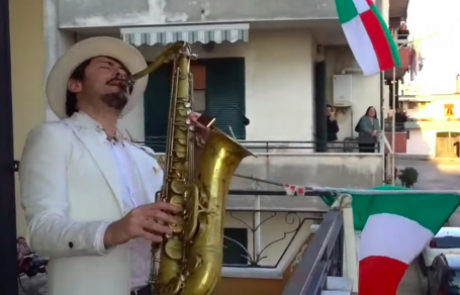 Posnetek žalosti in upanja: Saksofonist zaigral Bella Ciao, poglejte Italijane na balkonih