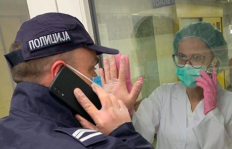 Fotografija iz Srbije, ki lomi srca: Policist se poslavlja od žene, ki je medicinska sestra