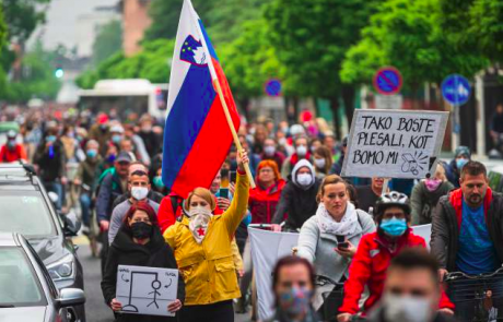 Na protivladnih protestih v Ljubljani približno 5000 ljudi