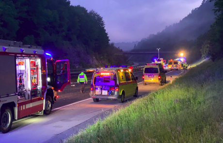 Že deseta smrtna žrtev na gorenjskih cestah letos, v hudi prometni nesreči na Zgornjem Brniku umrla voznica
