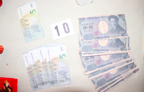 41-letnik ponarejal bankovce, ki jih je unovčeval po Sloveniji