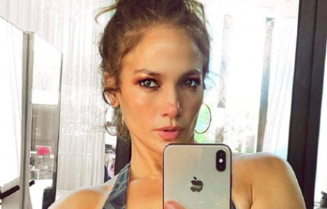 J.Lo posnela selfie, oboževalce prestrašil detajl v ozadju: “Grozno, kaj je to za tabo?”