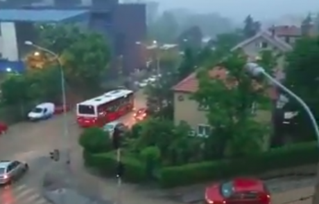 Apokaliptične razmere v Beogradu: voda odnašala avtomobile