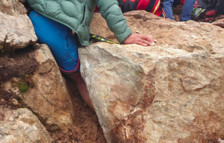 Težka reševalna akcija na Mangartu: planinki nogo stisnilo med skalo in steno