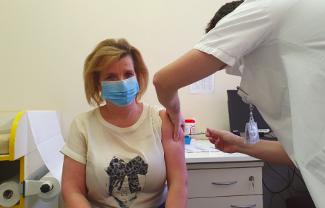 V Sloveniji cepljenih skoraj 90 odstotkov zdravnikov