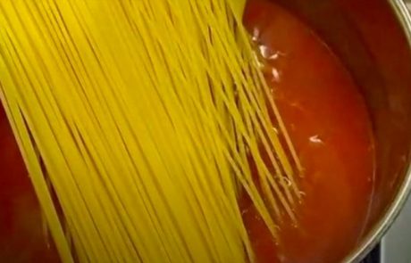V videu je pokazala ‘trik’ za kuhanje špagetov, s katerim je šokirala vse sledilce