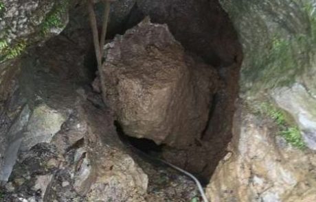 Velika skala zaprla vhod v jamo pri Ajdovščini, ujeta dva jamarja