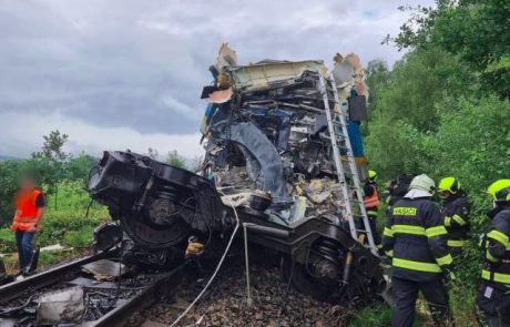 Trčila potniška vlaka: dve smrtni žrtvi, 38 oseb poškodovanih, od tega jih je sedem v kritičnem stanju