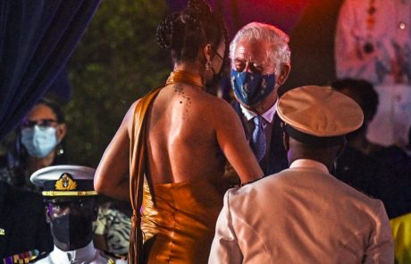 Princ si je napasel oči pred vsemi: Rihanna v obleki brez modrčka povsem očarala Charlesa