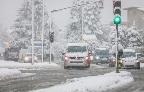 Po večjem delu države še sneži, previdno v prometu