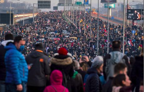 Množice protestnikov v Srbiji blokirale promet, med mladimi protestniki izbruhnil hud pretep