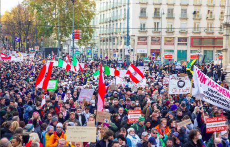 V Avstriji več kot 40.000 protestnikov proti covidnim ukrepom