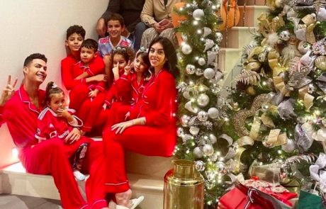 Splet gori: Georgina objavlila božično fotografijo, vsi pa komentirajo Ronaldovo mamo
