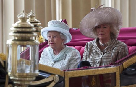 Kraljica Elizabeta končno povedala, kaj si misli o Camilli: državljanom je predala pomembno sporočilo