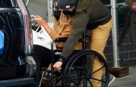 Bolna voditeljica le redko vstane z invalidskega vozička, banka pa ji ne dovoli, da bi dobila svoj denar: Ni pri zdravi pameti