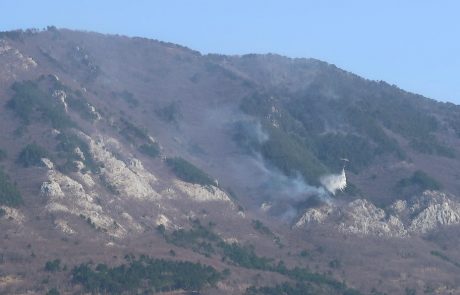 Več kot 100 gasilcev se še vedno bori z velikim požarom nad Ajdovščino, na delu tudi helikopter