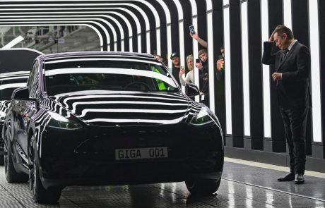 Odprtje nemške tovarne Tesla je zasenčilo to, kar je Musk počel pred kamero
