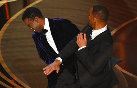Škandal na oskarjih: Will Smith na odru primazal klofuto Chrisu Rocku