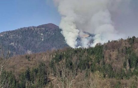 Obsežen gozdni požar v okolici Preddvora, pohodniki naj se izogibaju območju