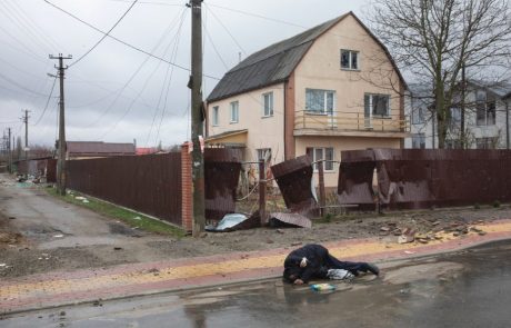 Satelitski posnetki iz Buče dokazujejo, da so trupla na ulicah ležala več tednov