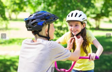 Kakšna kolesarska čelada je za otroke najbolj primerna? AMZS: Kakovost ni odvisna od cene