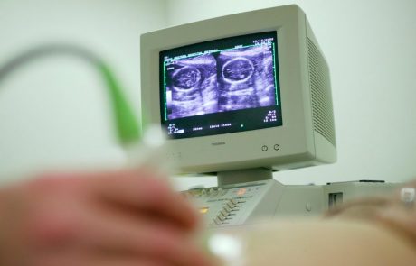 Hrvaško pretresa primer 39-letne nosečnice, ki s hudo prizadetim zarodkom ne more do splava