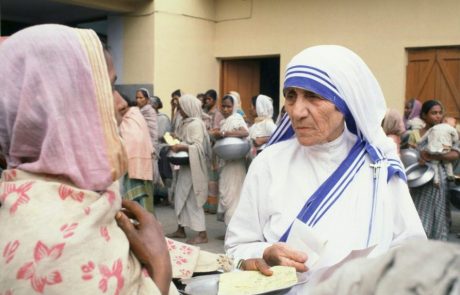 Razkrivanje temne strani Mati Tereze: “Nune niso dobro skrbele za bolne”