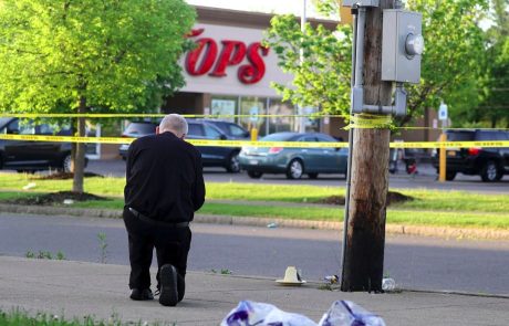 V strelskem napadu v supermarketu v ZDA 10 mrtvih, trije ranjeni
