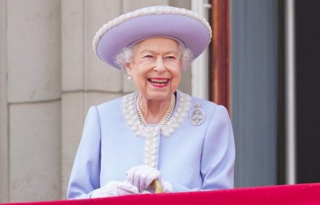 Veliko slavje ob kraljičinem jubileju: Nasmejana 96-letna monarhinja stopila na balkon palače