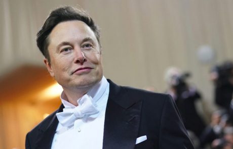 Je Musk z blefiranjem glede prevzema Tesle oškodoval vlagatelje? Odločilo bo sodišče