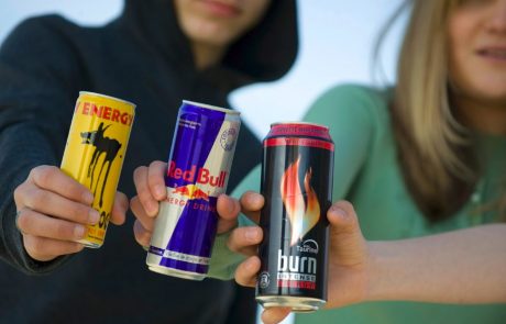 Energijske pijače uživa skoraj vsak drugi 15-letnik. Bi morali prepovedati prodajo nepolnoletnim?