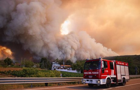 Požar na Krasu že presega velikost 2000 hektarov, v treh vaseh so se oglasile sirene za evakuacijo