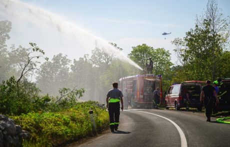 Požar na Krasu še naprej pod nadzorom, gasilci opozarjajo: “Ne prihajajte sem na izlete in oglede požarišča”