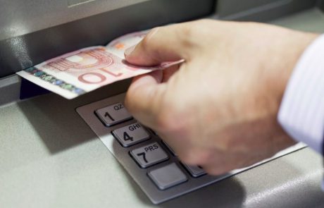 Na bankomatih Nove KBM ne morete več dvigniti 10 evrov