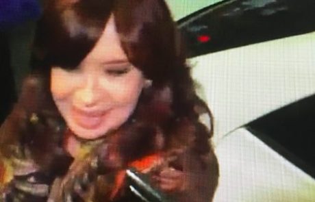 Argentinski podpredsednici v obraz uperil pištolo, a se ta iz neznanih razlogov ni sprožila (Video)