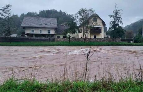 Nevihte še niso rekle zadnje, Gradaščica in Poljanska Sora začeli poplavljati