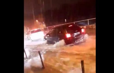 Pretresljivi prizori iz Reke, deroča voda pod avto odnesla moškega