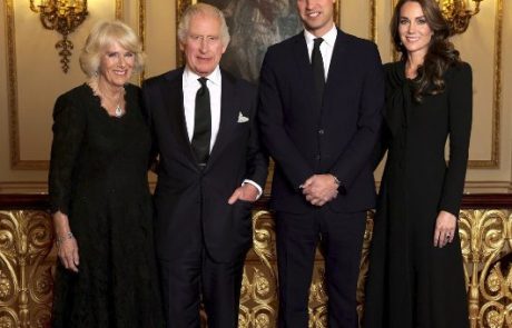 Prvič brez Elizabete: Nov portret kraljeve družine poln skrite simbolike