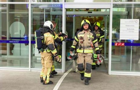Na pediatrični kliniki večje število gasilcev, izvedli tudi evakuacijo otrok in zaposlenih