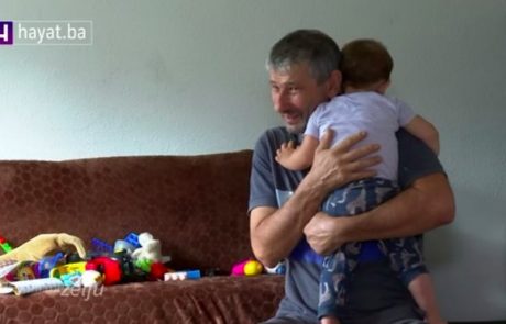 Moški, ki živi v Sloveniji, zapustil svoje štiri otroke, zdaj za njih skrbi dedek iz BiH: “Težko je”