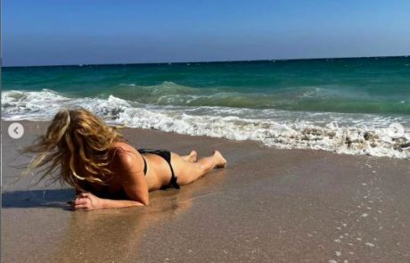 Slovenska igralka na plaži v bikiniju posnela zapeljive fotografije. Bi rekli, da je stara 51 let?