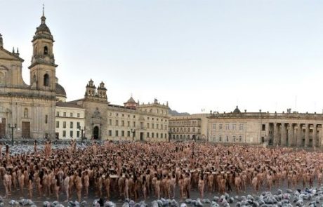 6000 popolnoma golih Kolumbijcev poziralo pred parlamentom