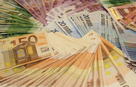Na Hrvaškem lažna policista vozniku ukradla 100.000 evrov