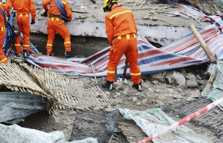 V potresu v Ekvadorju umrlo 570 ljudi