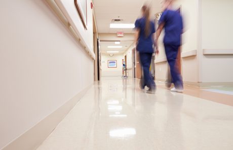So bolnikom v celjski bolnišnici res vstavljali “škart” kolke?