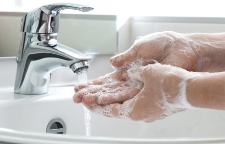 Zakaj je tako pomembno, da si redno umivamo roke?
