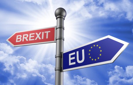 Vplivni ekonomisti svarijo: Brexit bi državi povzročil trajno gospodarsko škodo