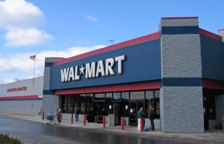Delnice Walmarta so včeraj utrpele najvišji padec vrednosti v več kot treh desetletjih